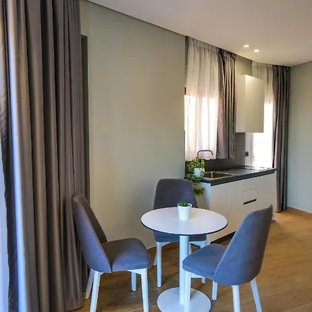 מלון דירות Sky Way Skk Luxury 3*