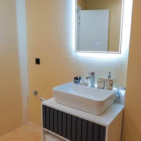 מלון דירות Sky Way Skk Luxury 3*