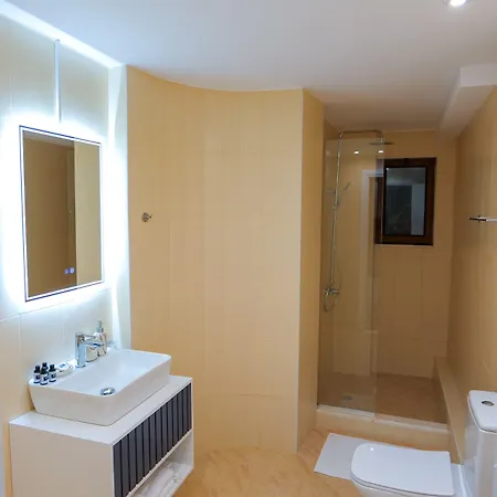 מלון דירות Sky Way Skk Luxury 3*